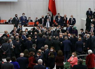 Vekiller yumruk yumruğa!