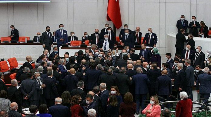 Vekiller yumruk yumruğa!