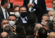 TBMM bir anda karıştı; Hakaretler havada uçuştu, yumruklar savruldu!