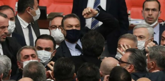 TBMM bir anda karıştı; Hakaretler havada uçuştu, yumruklar savruldu!