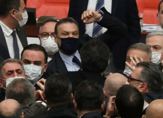TBMM bir anda karıştı; Hakaretler havada uçuştu, yumruklar savruldu!