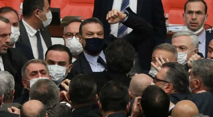 TBMM bir anda karıştı; Hakaretler havada uçuştu, yumruklar savruldu!