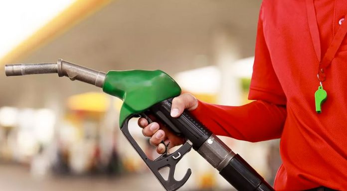 Benzin ve motorine yarından itibaren bir indirim bekleniyor