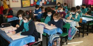 Covid geçirmez kumaş sıralara örtüldü; sınıfta vaka görülmedi!