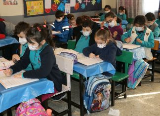 Covid geçirmez kumaş sıralara örtüldü; sınıfta vaka görülmedi!