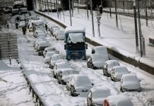 Atina’da otoyolu işleten şirket, karda mağdur olanlara 2 bin euro ödeme yapılacağını duyurdu.