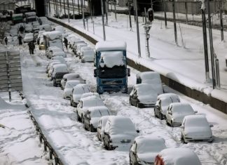 Atina’da otoyolu işleten şirket, karda mağdur olanlara 2 bin euro ödeme yapılacağını duyurdu.
