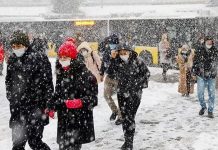 İstanbul’da olumsuz hava koşulları nedeniyle kamu çalışanlarına bir gün daha idari izin verildi. Ayrıca üniversiteler de 31 Ocak’a kadar tatil edildi.