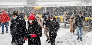 İstanbul’da olumsuz hava koşulları nedeniyle kamu çalışanlarına bir gün daha idari izin verildi. Ayrıca üniversiteler de 31 Ocak’a kadar tatil edildi.