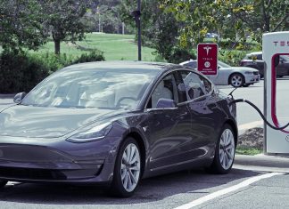 TESLA, elektrikli otomobilleri için Türkiye’de 10 merkezde şarj istasyonu kuracak.