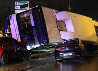 Ankara’da feci kaza! Otobüs, 2 otomobilin üzerine devrildi. Çok sayıda yaralı var.