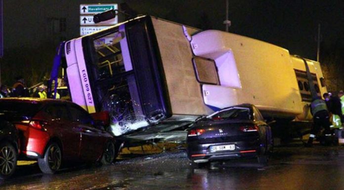 Ankara’da feci kaza! Otobüs, 2 otomobilin üzerine devrildi. Çok sayıda yaralı var.