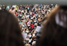 Hayvanseverler Kadıköy’de sokak hayvanları için bir araya geldi.