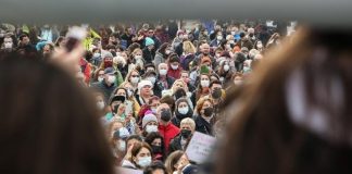 Hayvanseverler Kadıköy’de sokak hayvanları için bir araya geldi.