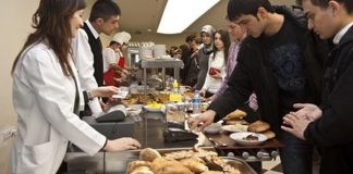 Devlet memurları ve sözleşmeli personelden öğle yemeği için tahsil edilecek asgari yemek ücretleri belirlendi.