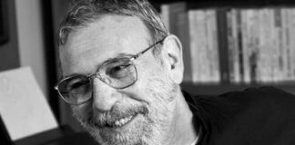 Şair ve gazeteci Sina Akyol hayatını kaybetti.