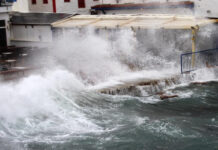 Bodrum’da fırtına dehşeti; yat battı, tekneler alabora oldu!