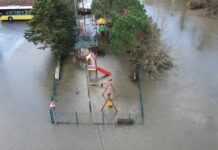 Sağanak yağmur sonrası Beykoz Riva Deresi taştı; şantiye alanı sular altında kaldı, balıkçı tekneleri denize sürüklendi