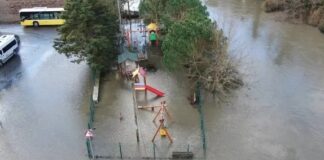 Sağanak yağmur sonrası Beykoz Riva Deresi taştı; şantiye alanı sular altında kaldı, balıkçı tekneleri denize sürüklendi