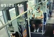 İstanbul’da, metrobüs yolcularının yüzde 80’ni akıllı telefon kullanıyor ve dış dünyadan kendini tamamen soyutluyor.