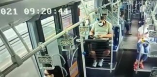 İstanbul’da, metrobüs yolcularının yüzde 80’ni akıllı telefon kullanıyor ve dış dünyadan kendini tamamen soyutluyor.
