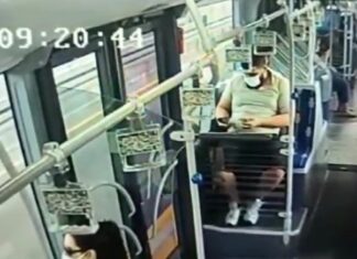 İstanbul’da, metrobüs yolcularının yüzde 80’ni akıllı telefon kullanıyor ve dış dünyadan kendini tamamen soyutluyor.