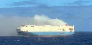 1.100 adet Porsche ve diğer lüks arabaları taşıyan gemi, Atlantik Okyanusu’nda yanarak sürükleniyor!