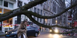 Avrupa’da Eunice (Zeynep) fırtınası kabusu; 12 can aldı, hızı yer yer 196 kilometreye ulaştı.