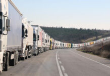 300 TIR ve 10 Türk gemisi geri dönüş için yol arıyor