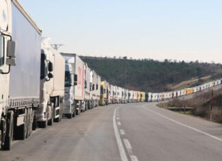 300 TIR ve 10 Türk gemisi geri dönüş için yol arıyor
