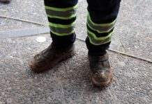 Gaziantep’te, market kirlenmesin, diye çamurlu ayakkabılarını çıkarıp, alışveriş yaptı