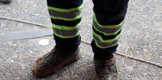 Gaziantep’te, market kirlenmesin, diye çamurlu ayakkabılarını çıkarıp, alışveriş yaptı