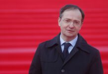 Rus müzakere heyetinin başkanı Medinskiy: “Kiev ve Çernihiv’de gerilimi düşürme kararı ateşkes anlamına gelmiyor”