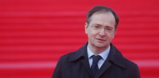 Rus müzakere heyetinin başkanı Medinskiy: “Kiev ve Çernihiv’de gerilimi düşürme kararı ateşkes anlamına gelmiyor”