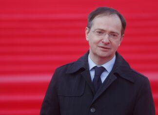 Rus müzakere heyetinin başkanı Medinskiy: “Kiev ve Çernihiv’de gerilimi düşürme kararı ateşkes anlamına gelmiyor”