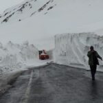 KAR KALINLIĞININ 10 METREYİ BULDUĞU BAHÇESARAY YOLUNDA ZORLU MÜCADELE ÇIĞ RİSKİNE KARŞI ÖNCE KONTROL SONRA KARLA MÜCADELE