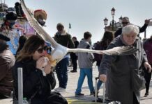 En ‘şakacı’ silahlanma; Bir otel, konuklarını martı saldırılarından korumak için su tabancalarıyla silahlandırıyor!