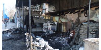 Eskişehir Alpu’da 2 dükkan ve 6 araç ateşe verildi.