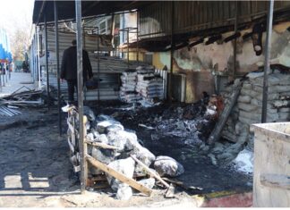 Eskişehir Alpu’da 2 dükkan ve 6 araç ateşe verildi.