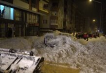 Bitlis Tatvan’da çatıdan düşen tonlarca kar 4 aracı hurdaya çevirdi!