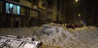 Bitlis Tatvan’da çatıdan düşen tonlarca kar 4 aracı hurdaya çevirdi!