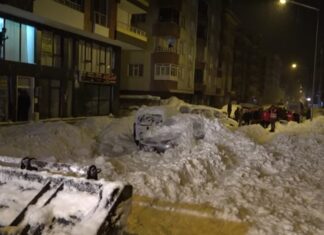 Bitlis Tatvan’da çatıdan düşen tonlarca kar 4 aracı hurdaya çevirdi!