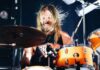 Müzik dünyası şokta! Foo Fighters’ın davulcusu Taylor Hawkins yaşamını yitirdi