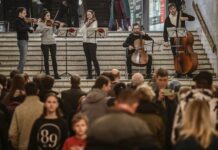 FÜZELERE KARŞI 3 KEMAN, BİR ÇELLO VE BİR KONTRABAS