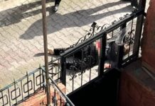 Karısını kalleşçe sırtından bıçaklayarak öldürdü!