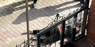 Karısını kalleşçe sırtından bıçaklayarak öldürdü!