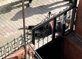 Karısını kalleşçe sırtından bıçaklayarak öldürdü!