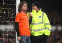 Fosil yakıt yatırımı protestosu; Premier Lig’de bir taraftar kendini kale direğine kelepçeledi