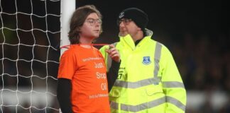 Fosil yakıt yatırımı protestosu; Premier Lig’de bir taraftar kendini kale direğine kelepçeledi