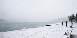 İstanbul’da kar yağışı devam ediyor; Boğaziçi’nde şehir hatları dahil ulaşım durdu!